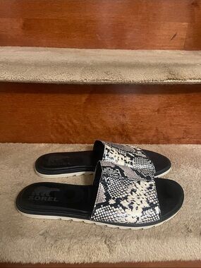 Sorel Black & White Snake-Print Slide Sandals Size 8.5 Excellent Condition